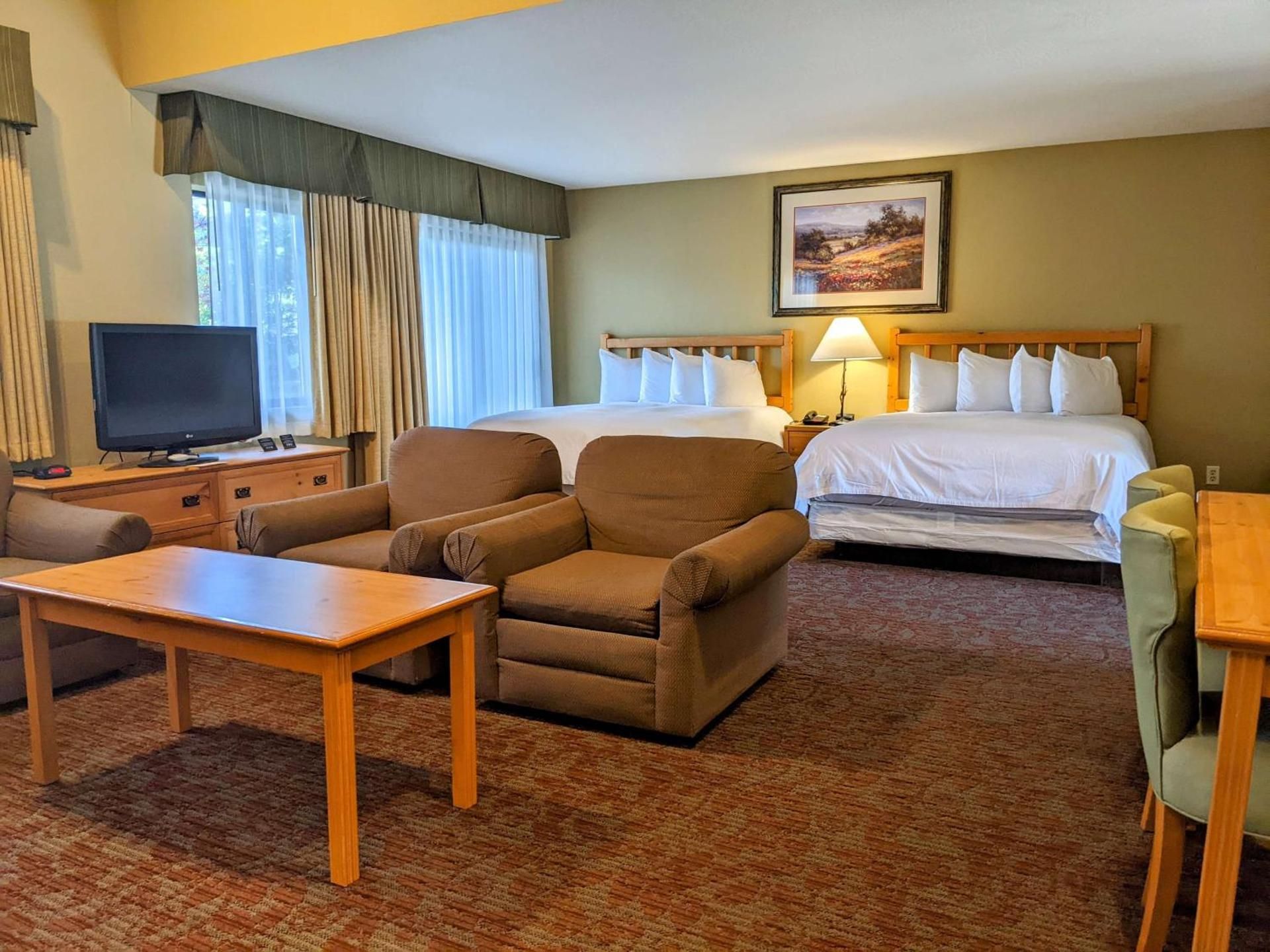 Suite - 2 Queen Beds, Nonsmoking, Family Room, 2 Rooms, Murphy Bed