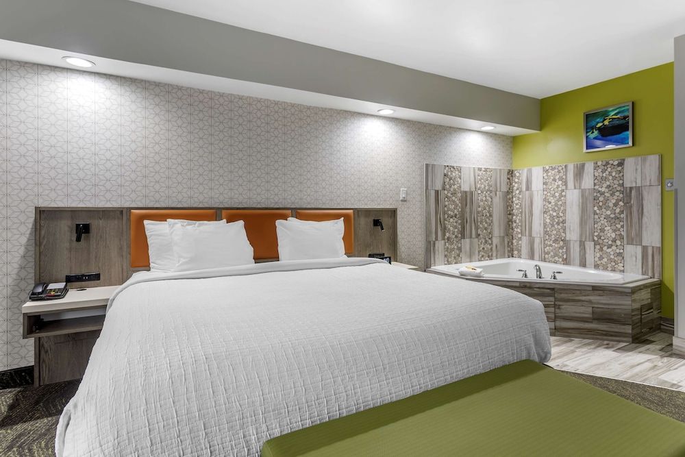Standard Room, 1 King Bed, Non Smoking, Jetted Tub