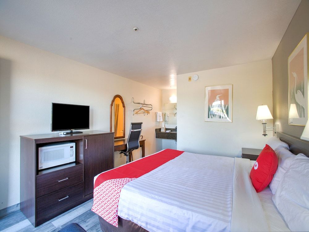 OYO Woodland Hotel and Suites Room, 1 King Bed 2