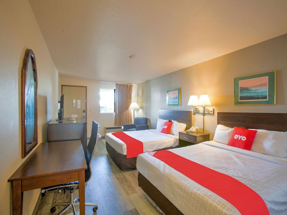 OYO Woodland Hotel and Suites Room, 2 Queen Beds 3