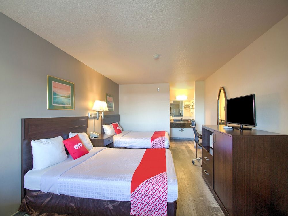 OYO Woodland Hotel and Suites Room, 2 Queen Beds 2