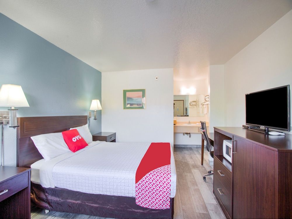 OYO Woodland Hotel and Suites Room, 1 Queen Bed 2