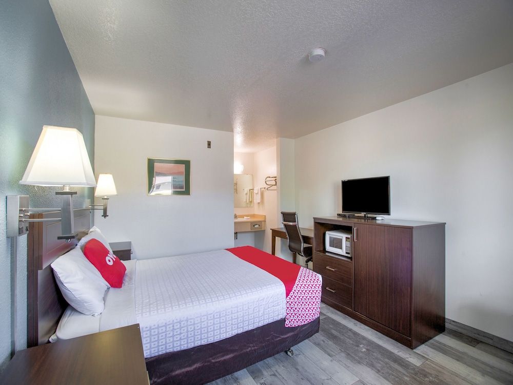 OYO Woodland Hotel and Suites Room, 1 Queen Bed