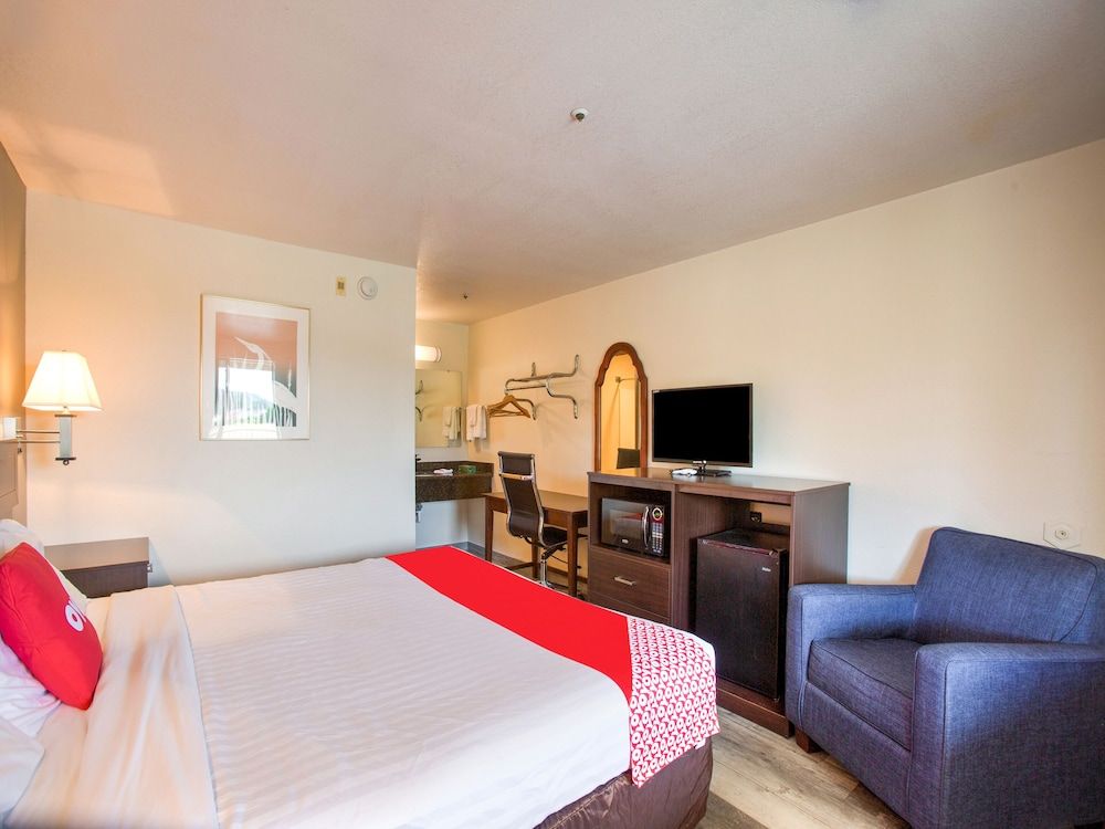 OYO Woodland Hotel and Suites Room, 1 King Bed 5