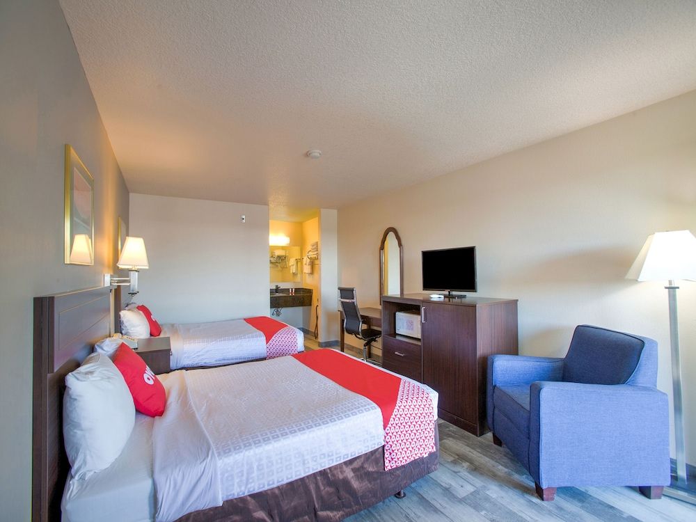 OYO Woodland Hotel and Suites Room, 2 Queen Beds