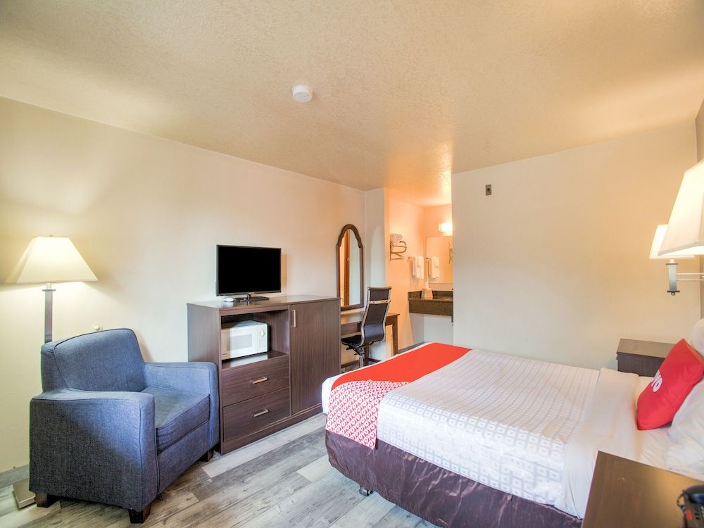 OYO Woodland Hotel and Suites Room, 1 Queen Bed 5