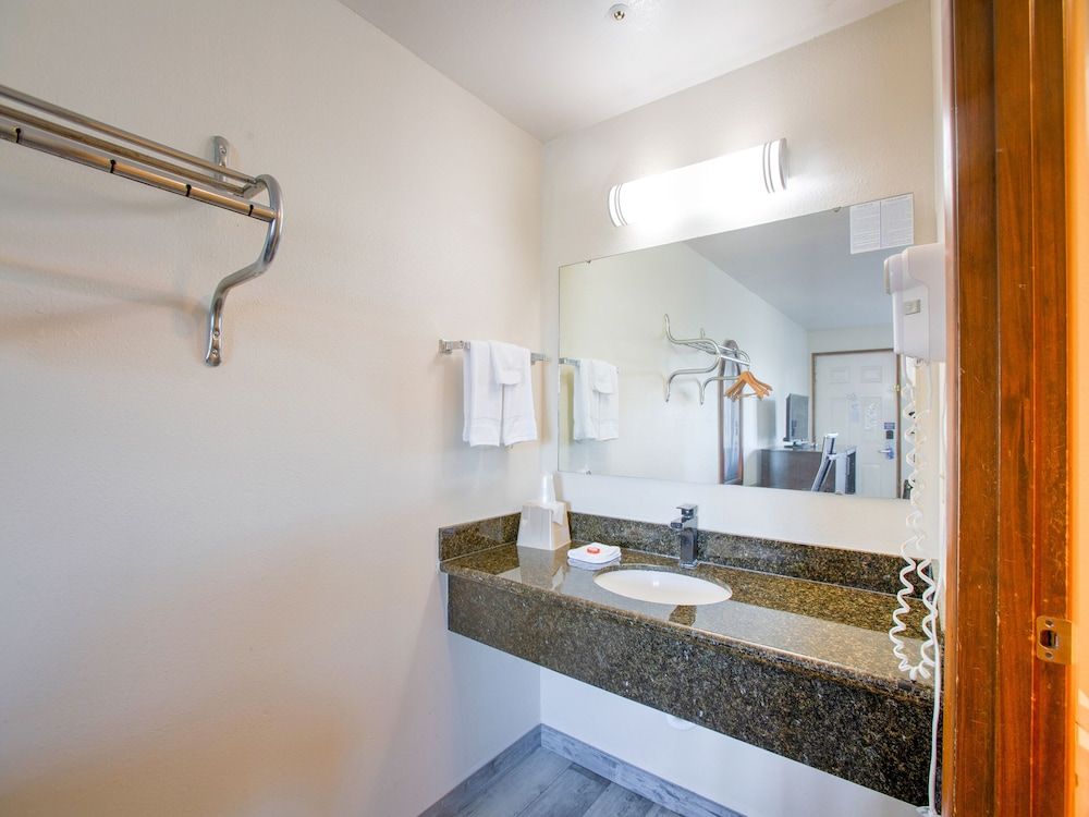 OYO Woodland Hotel and Suites Room, 1 King Bed 8