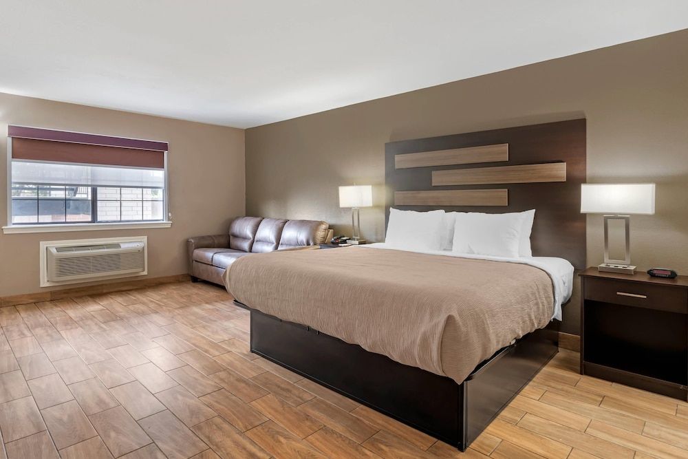 Suite, 1 King Bed, Accessible, Non Smoking