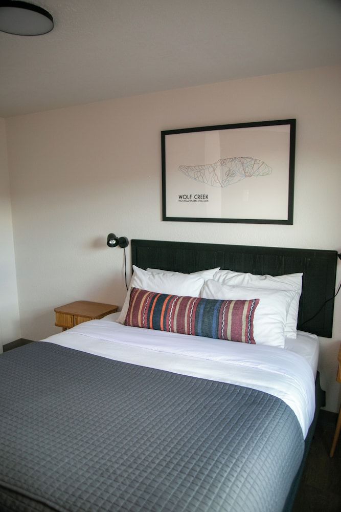 LOGE Wolf Creek Condo, 2 Bedrooms 2