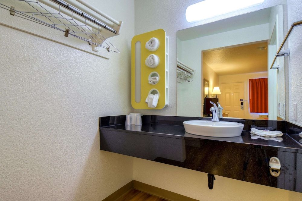 Motel 6 San Dimas, CA - Los Angeles Deluxe Room, 2 Double Beds, Non Smoking, Refrigerator & Microwave 5