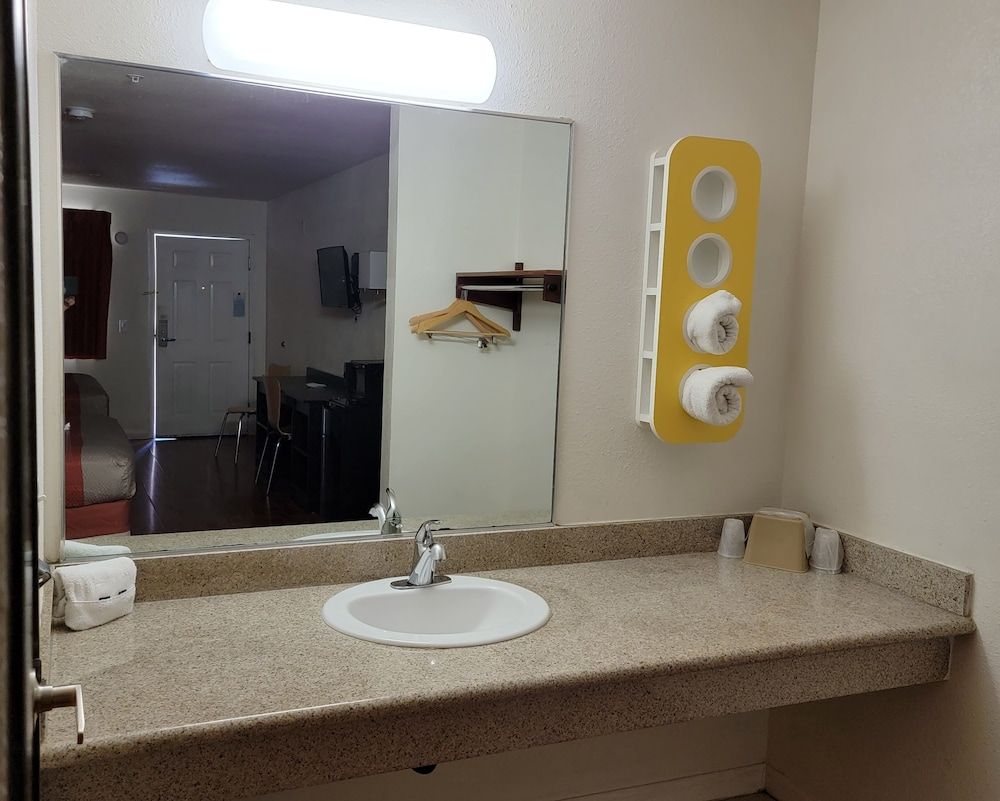 Motel 6 Santa Nella, CA - Los Banos Standard Room, 2 Queen Beds, Non Smoking 10