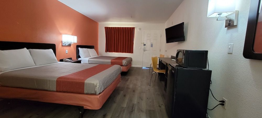 Motel 6 Santa Nella, CA - Los Banos Standard Room, 2 Queen Beds, Non Smoking 2