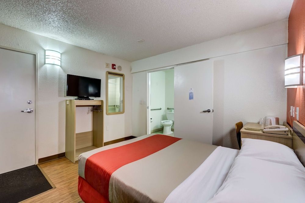 Motel 6 Wheat Ridge, CO - West - Denver North Standard Room, 1 Double Bed, Non Smoking, Refrigerator 3
