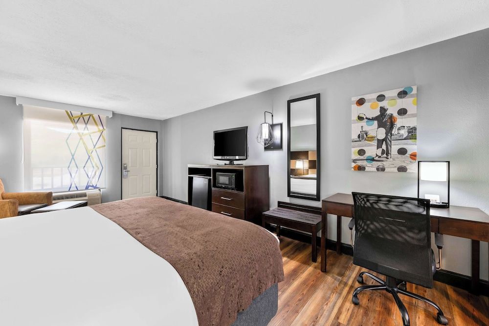 Best Western Corbin Inn Standard Room, 1 King Bed, Smoking, Refrigerator & Microwave 2