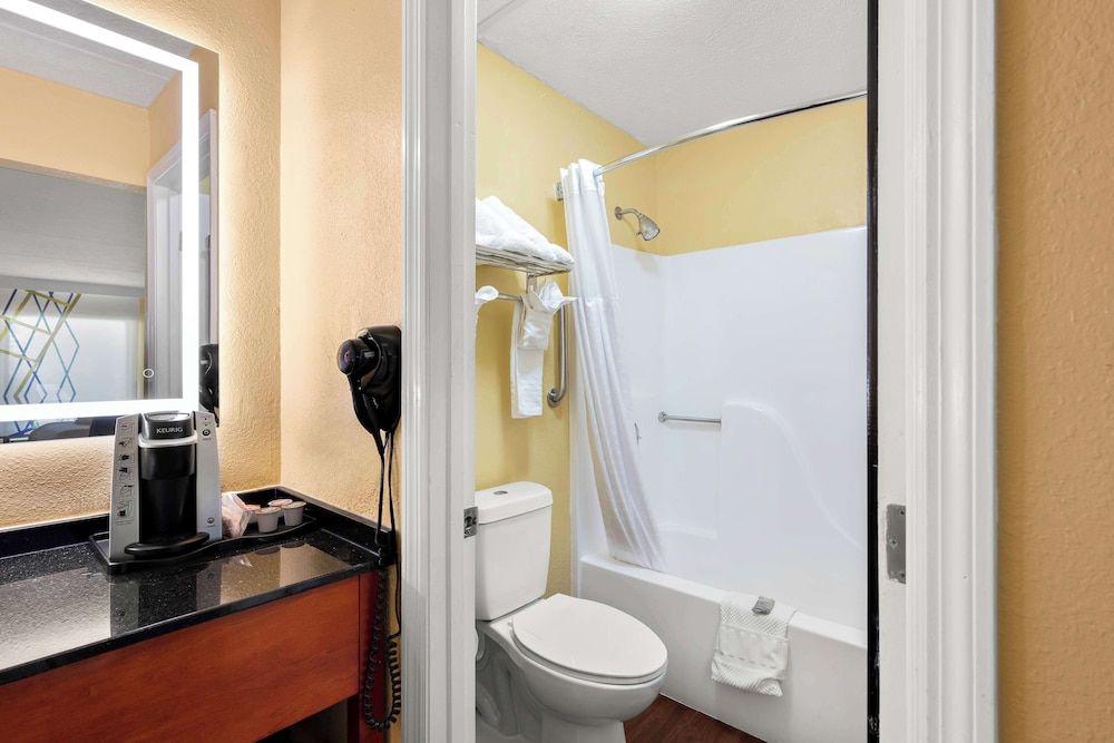 Best Western Corbin Inn Standard Room, 2 Double Beds, Non Smoking, Refrigerator & Microwave (Pet Friendly) 4