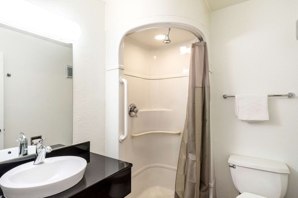 Motel 6 Redding, CA - Central Deluxe Room, 1 Queen Bed, Smoking, Refrigerator & Microwave 9