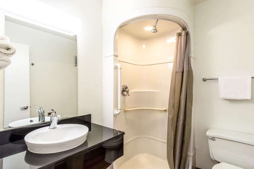 Motel 6 Redding, CA - Central Deluxe Room, 1 Queen Bed, Smoking, Refrigerator & Microwave 8