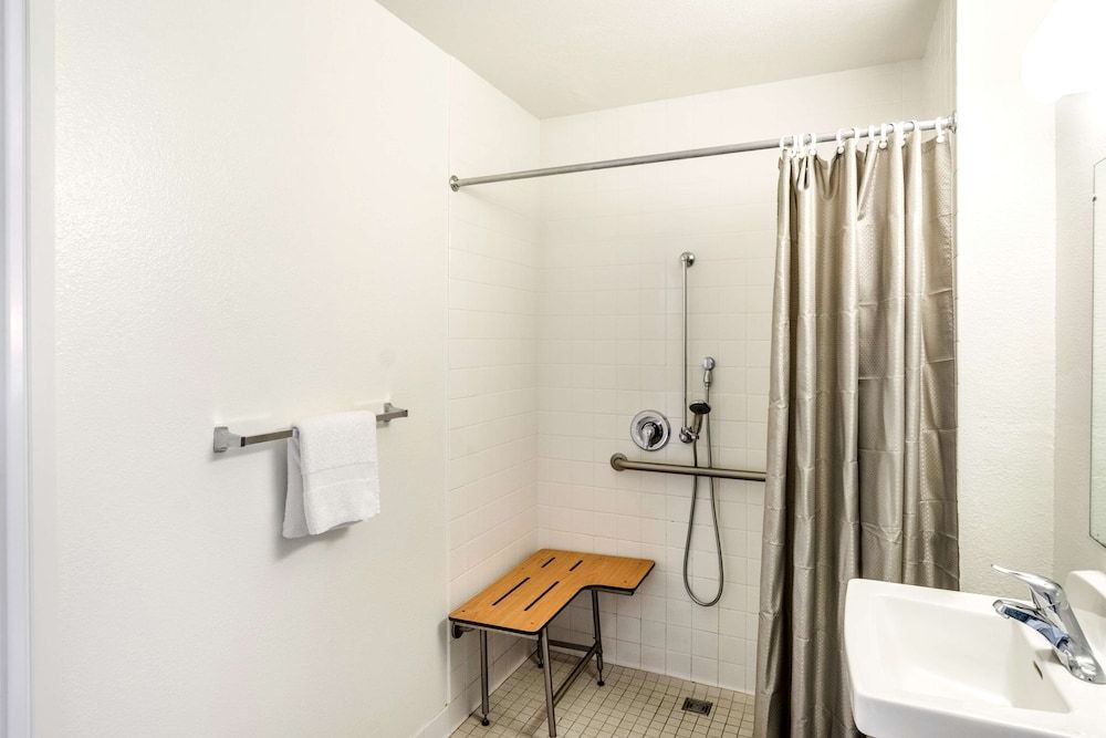 Motel 6 Redding, CA - Central Deluxe Room, 1 Queen Bed, Smoking, Refrigerator & Microwave 11