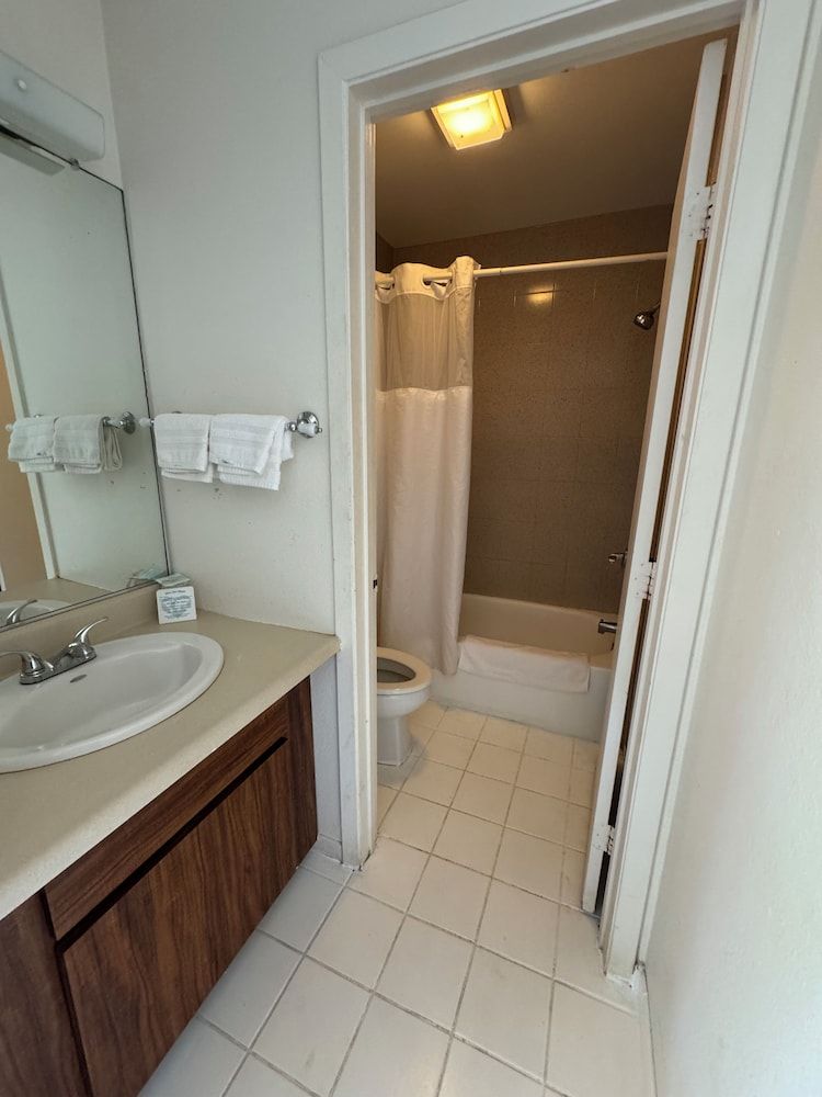 Hotel Coral Reef Economy Room, 1 Queen Bed, City View 9