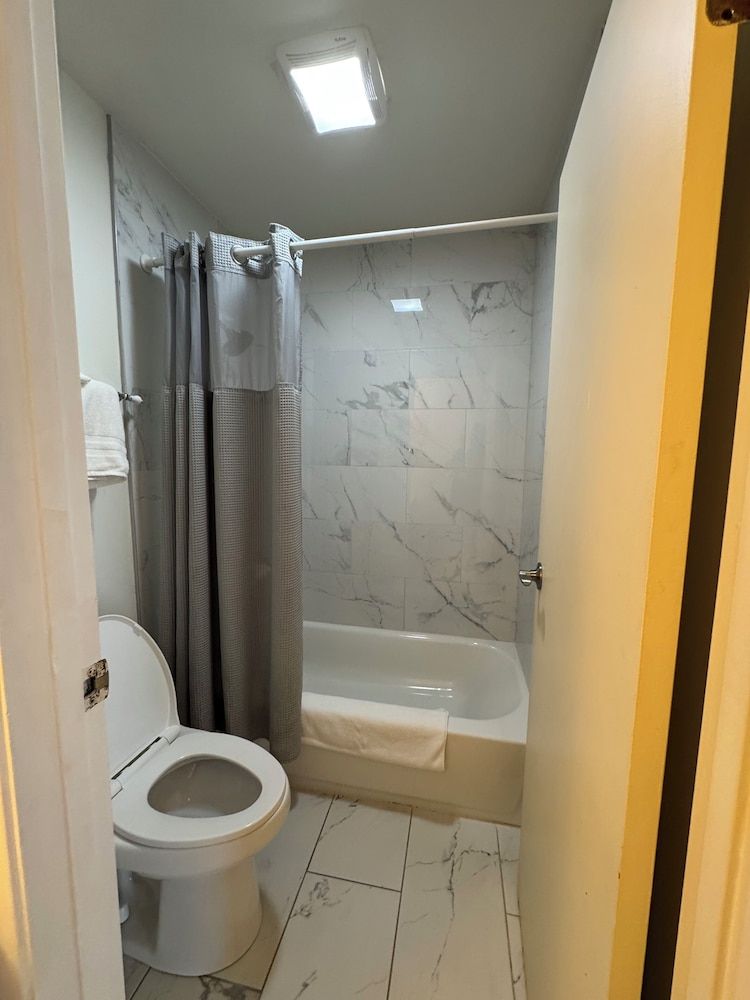 Hotel Coral Reef Economy Room, 1 Queen Bed, City View 6