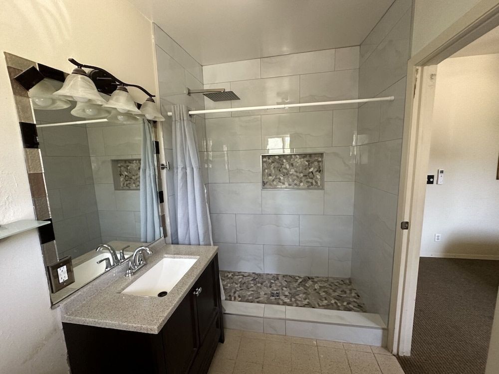 Hotel Coral Reef Economy Suite, 1 Queen Bed with Sofa bed, City View 4