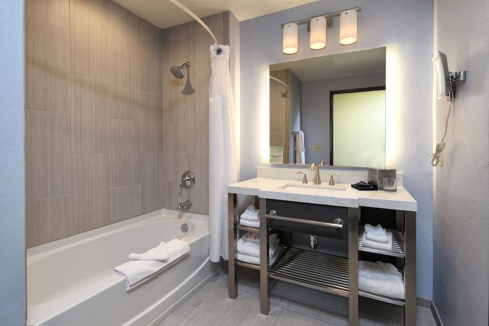 Desert Diamond Casino & Hotel Deluxe Room, 2 Queen Beds 2