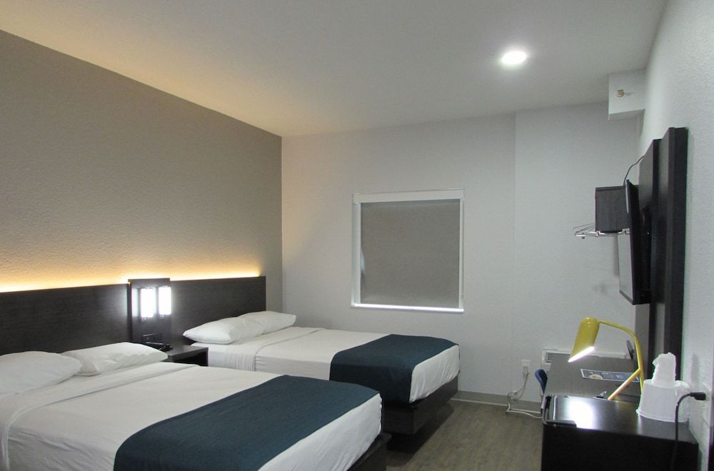 Motel 6 West Des Moines, IA Deluxe Room, 2 Double Beds, Non Smoking, Refrigerator & Microwave 4