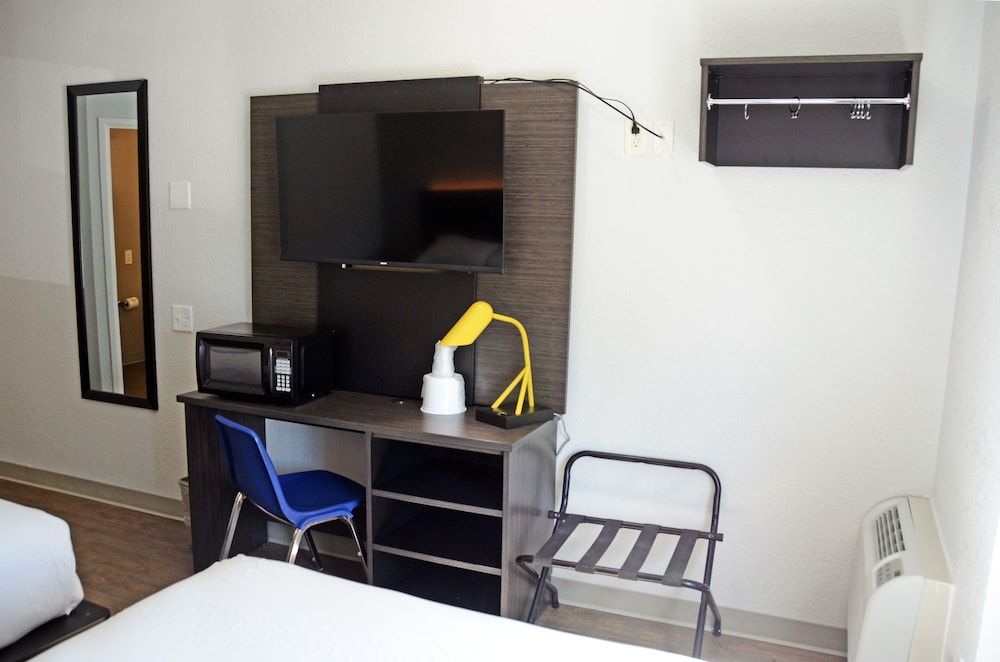 Motel 6 West Des Moines, IA Deluxe Room, 2 Double Beds, Non Smoking, Refrigerator & Microwave 9