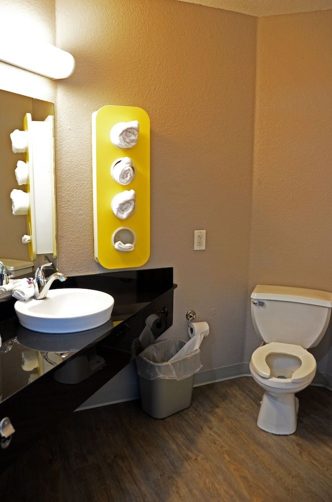 Motel 6 West Des Moines, IA Deluxe Room, 1 Queen Bed, Non Smoking, Refrigerator & Microwave 4