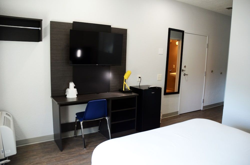 Motel 6 West Des Moines, IA Deluxe Room, 1 Queen Bed, Non Smoking, Refrigerator & Microwave 5