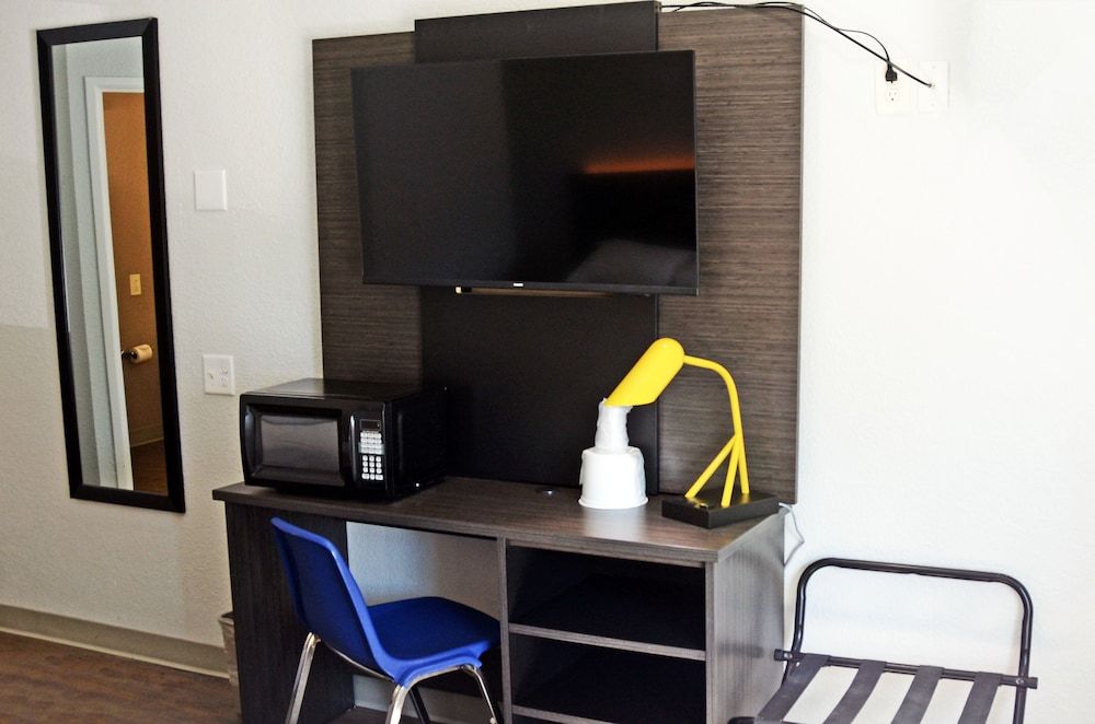 Motel 6 West Des Moines, IA Deluxe Room, 2 Double Beds, Non Smoking, Refrigerator & Microwave 11