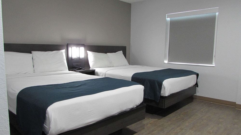 Motel 6 West Des Moines, IA Deluxe Room, 2 Double Beds, Non Smoking, Refrigerator & Microwave 6