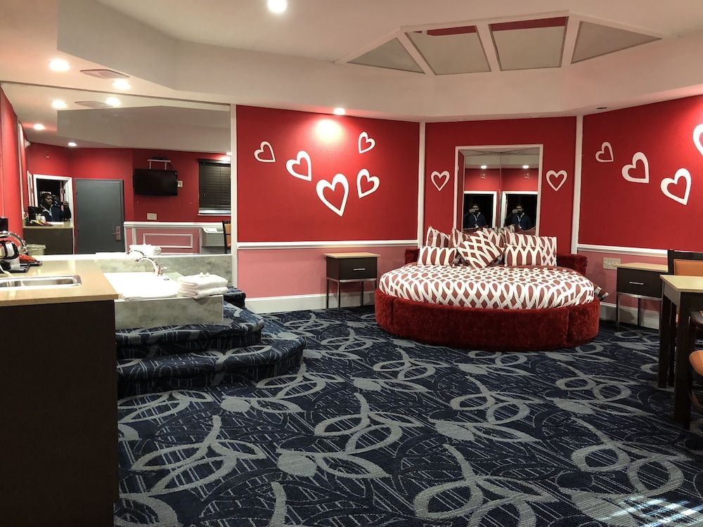 Round Suite (Fireplace and Jetted Tub)