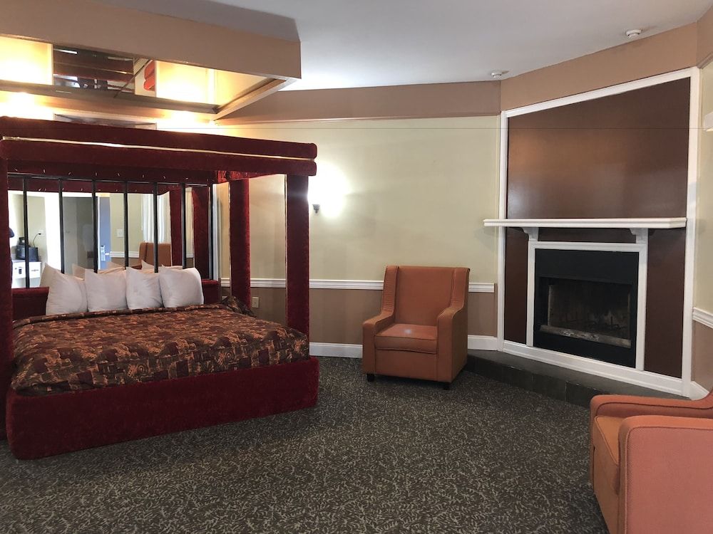 Round Suite (Fireplace and Jetted Tub)