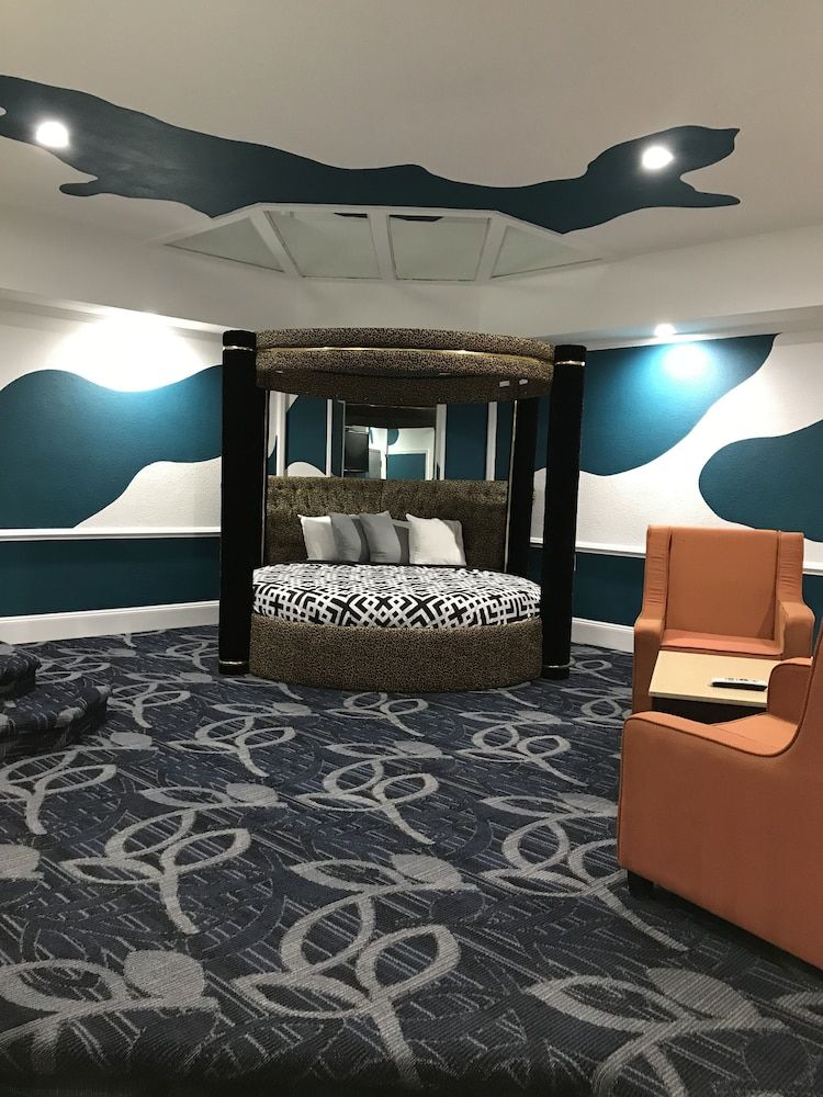 Round Suite