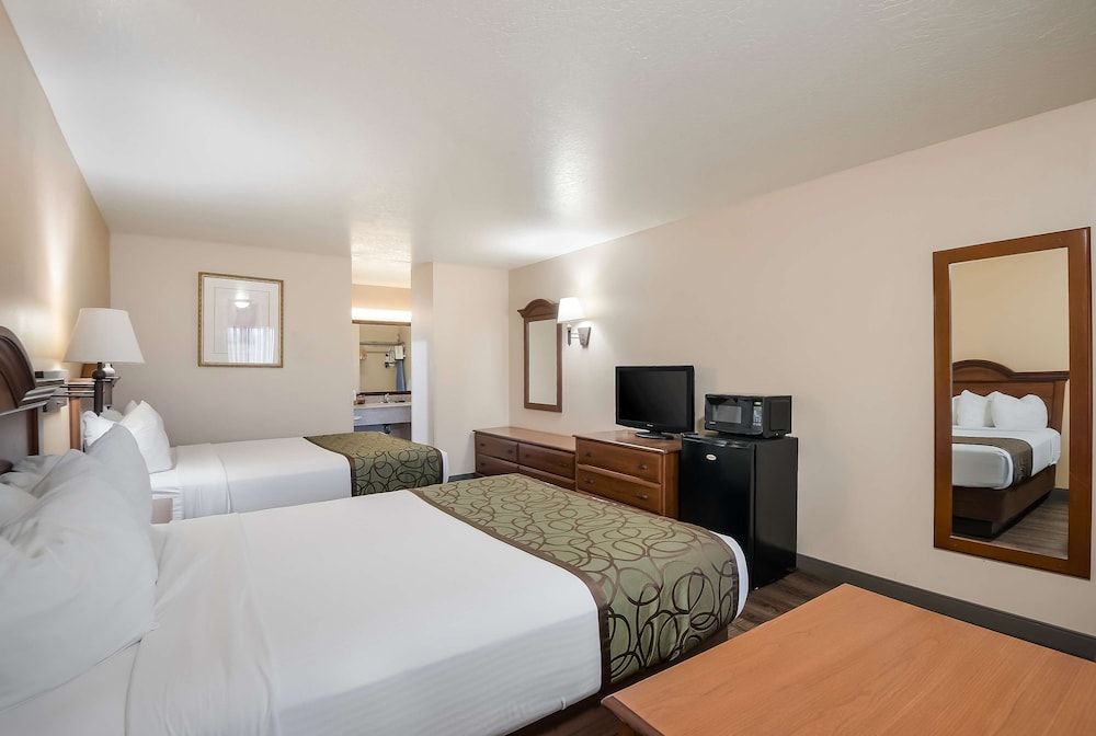 SureStay Hotel By Best Western Fernley Standard Room, 2 Queen Beds, Non Smoking, Microwave 3