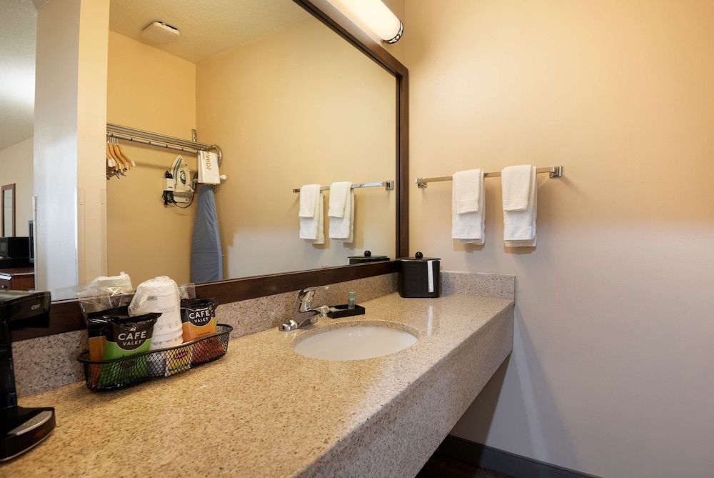 SureStay Hotel By Best Western Fernley Standard Room, 2 Queen Beds, Non Smoking, Microwave 4