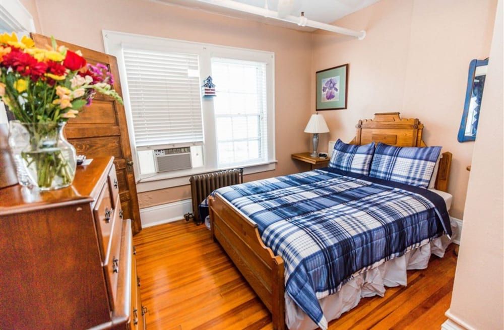 The Henderson Room, 1 Queen Bed 3