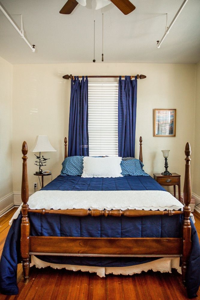 The Henderson Room, 1 Queen Bed 10