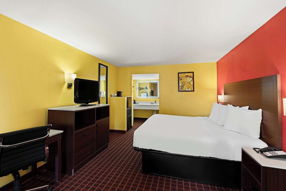 SureStay by Best Western Gulfport Standard Room, 1 King Bed, Non Smoking, Refrigerator & Microwave