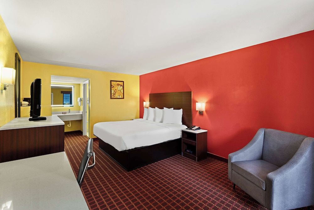 SureStay by Best Western Gulfport Standard Room, 1 King Bed, Non Smoking, Refrigerator & Microwave 3