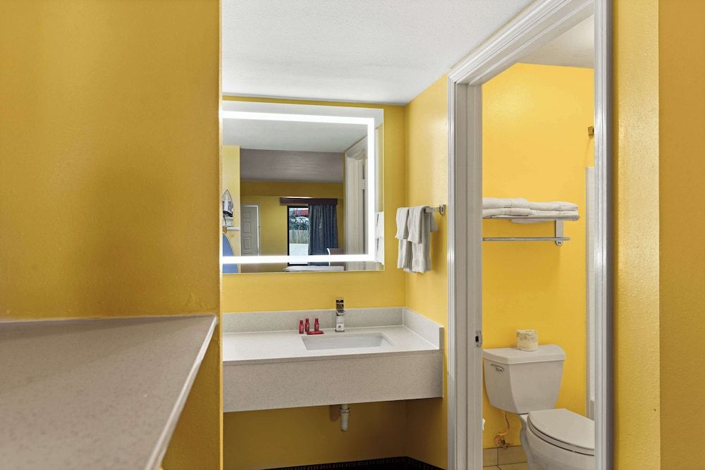 SureStay by Best Western Gulfport Standard Room, 1 King Bed, Non Smoking, Refrigerator & Microwave 5