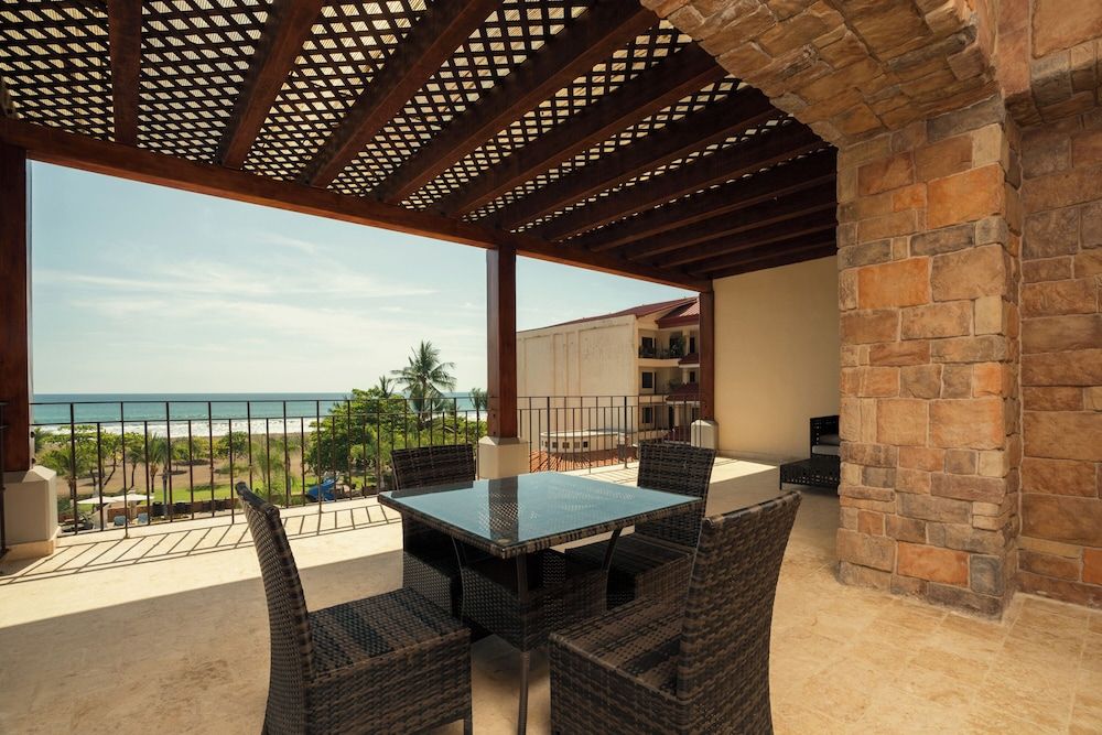 Crocs Resort & Casino Junior Suite, 1 King Bed, Ocean View 3