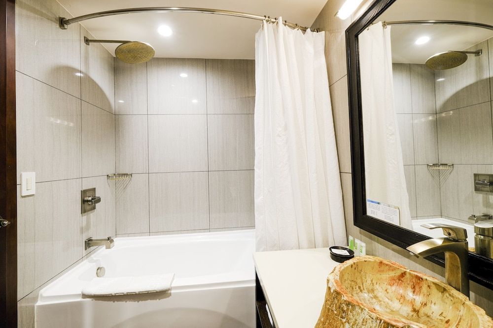 Crocs Resort & Casino Junior Suite, 1 King Bed, Ocean View 4