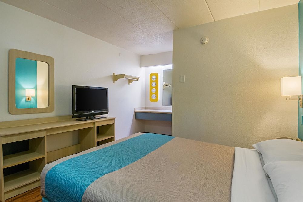 Standard Room, 1 Queen Bed, Accessible, Non Smoking