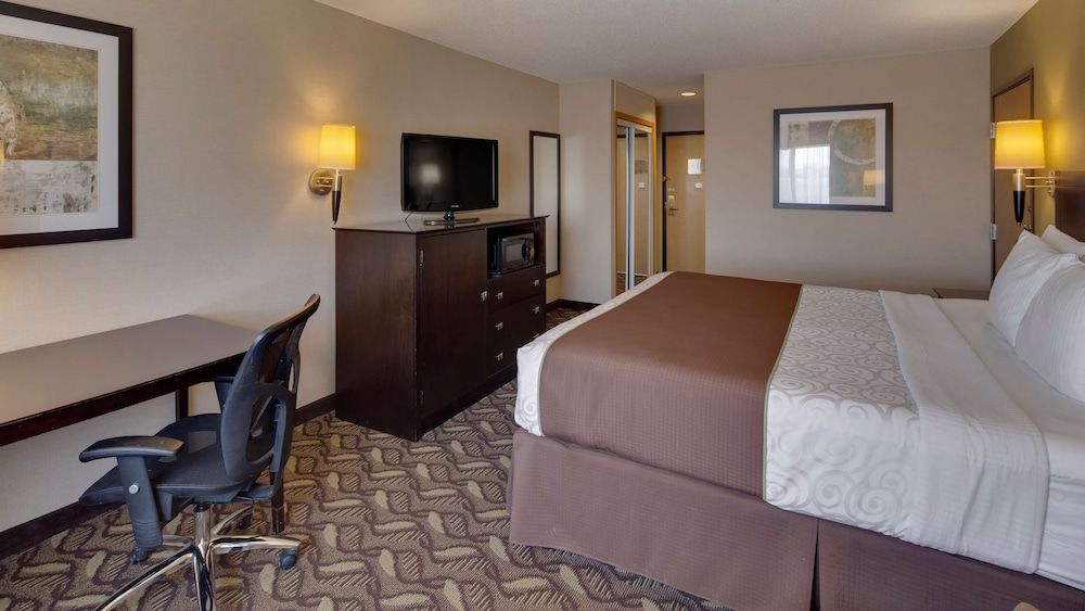 Best Western Pontiac Inn Standard Room, 1 King Bed, Accessible, Bathtub