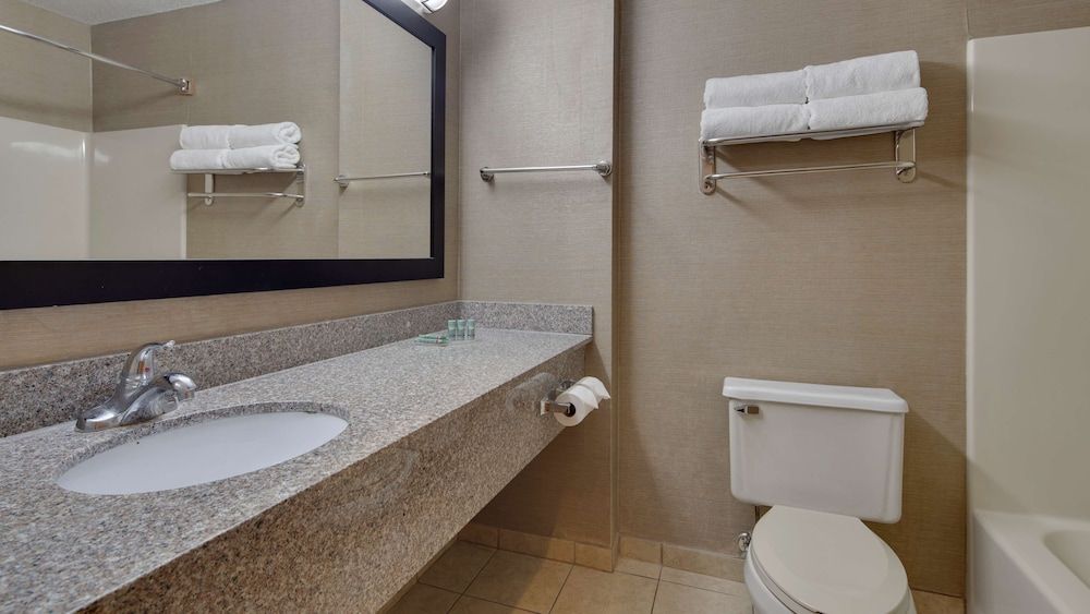 Best Western Pontiac Inn Standard Room, 1 King Bed, Non Smoking, Kitchenette 3