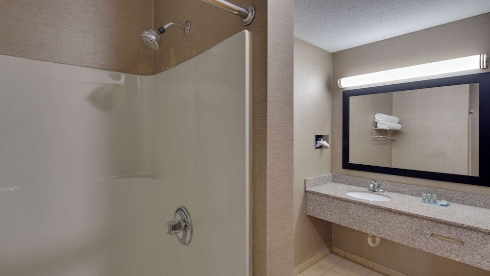 Best Western Pontiac Inn Standard Room, 1 King Bed, Accessible, Bathtub 4