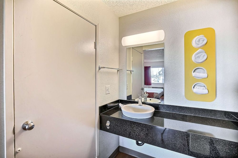Motel 6 Oakland, CA - Embarcadero Deluxe Room, 1 King Bed, Non Smoking, Refrigerator & Microwave 9