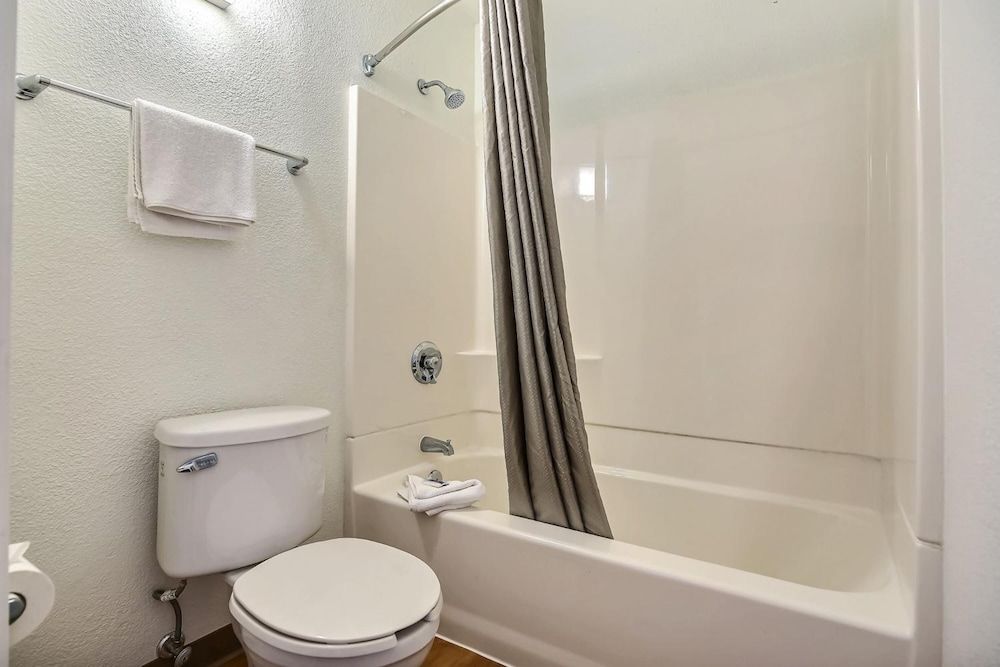 Motel 6 Oakland, CA - Embarcadero Deluxe Room, 1 King Bed, Non Smoking, Refrigerator & Microwave 8